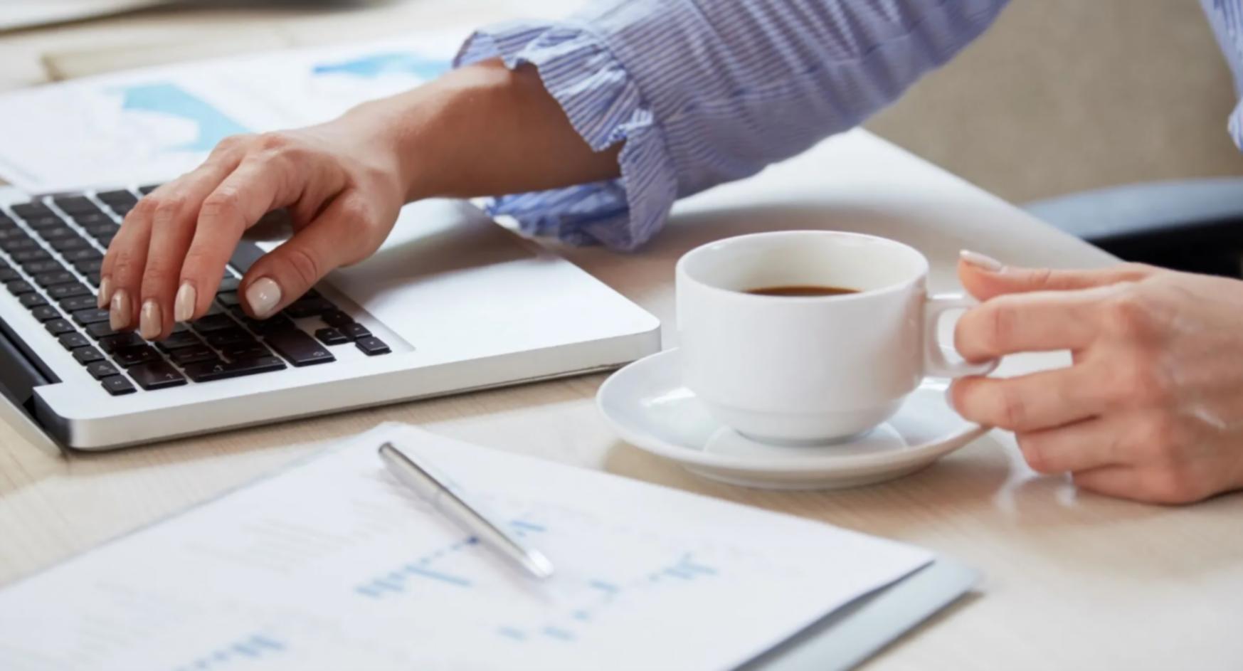 Άτομο μελετά χρηματοοικονομικά έγγραφα με tablet